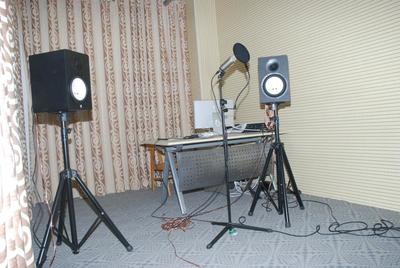 走進(jìn)聲音的殿堂——專業(yè)錄音棚及其制作流程簡介